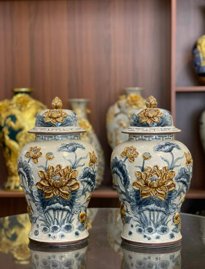Tại sao trên bàn thờ lại có những chiếc choé ?